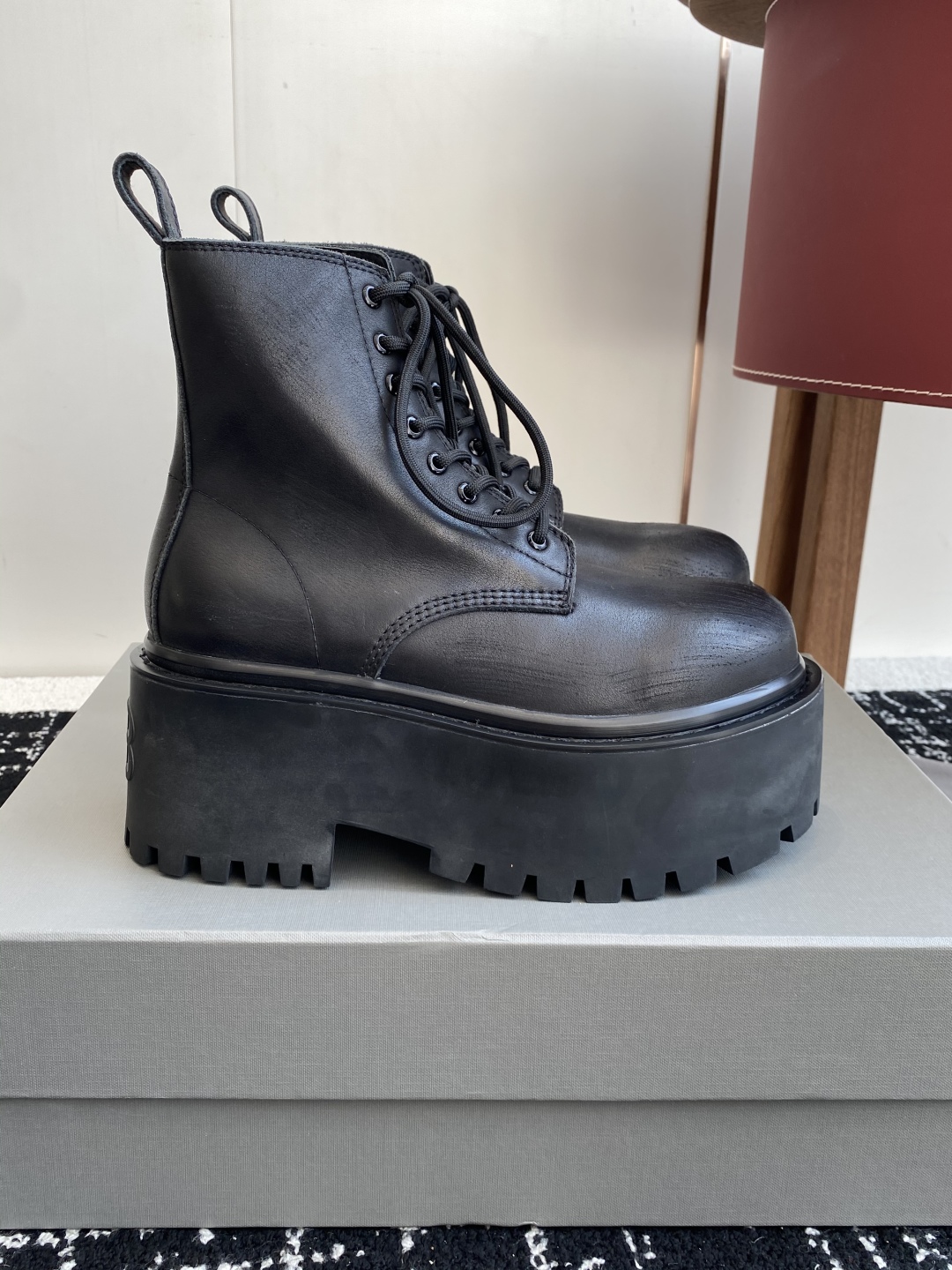 代购级
BALENCIAGA 巴黎世家 25ss 秋冬新款系带马丁靴

复古擦色做旧松糕厚底短靴！ 看着