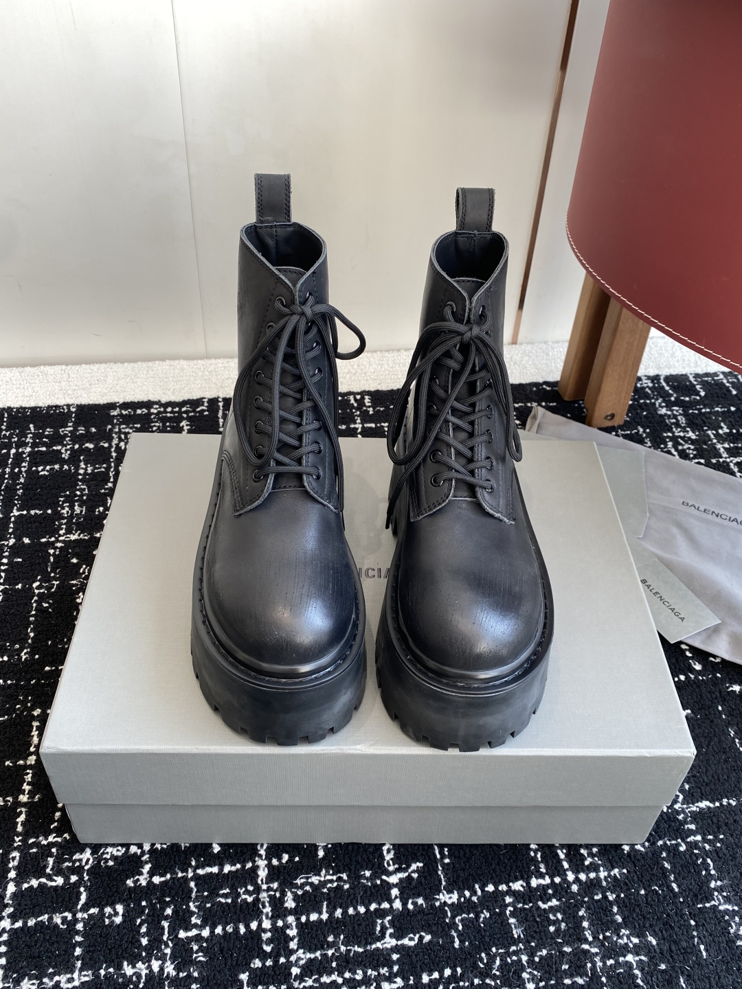 代购级
BALENCIAGA 巴黎世家 25ss 秋冬新款系带马丁靴

复古擦色做旧松糕厚底短靴！ 看着