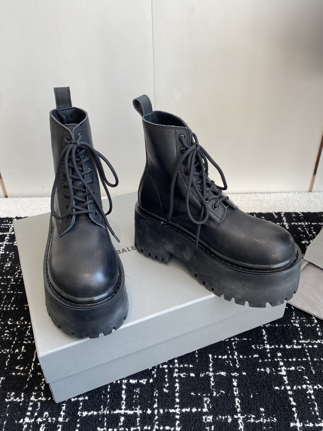 代购级
BALENCIAGA 巴黎世家 25ss 秋冬新款系带马丁靴

复古擦色做旧松糕厚底短靴！ 看着