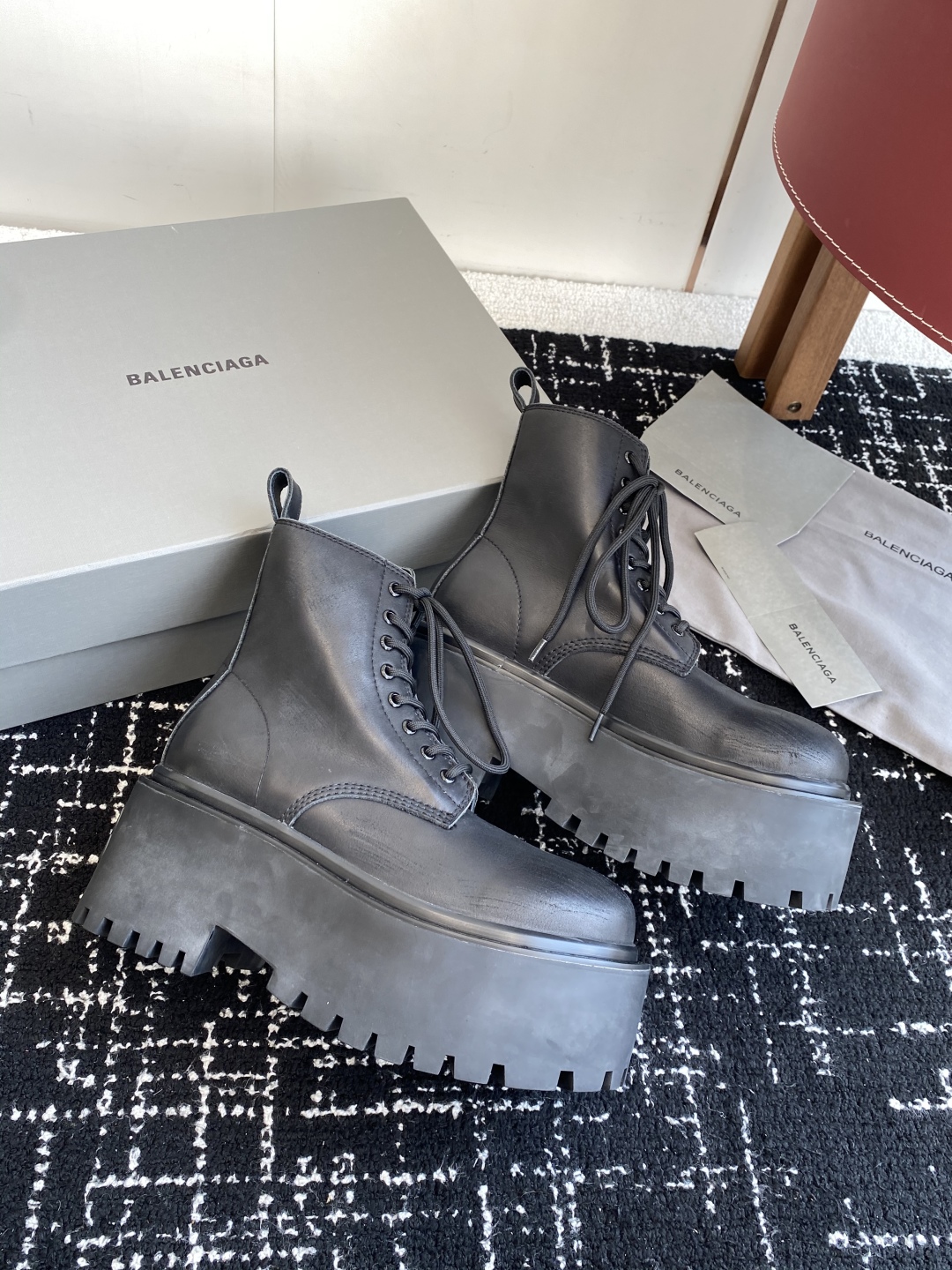 代购级
BALENCIAGA 巴黎世家 25ss 秋冬新款系带马丁靴

复古擦色做旧松糕厚底短靴！ 看着