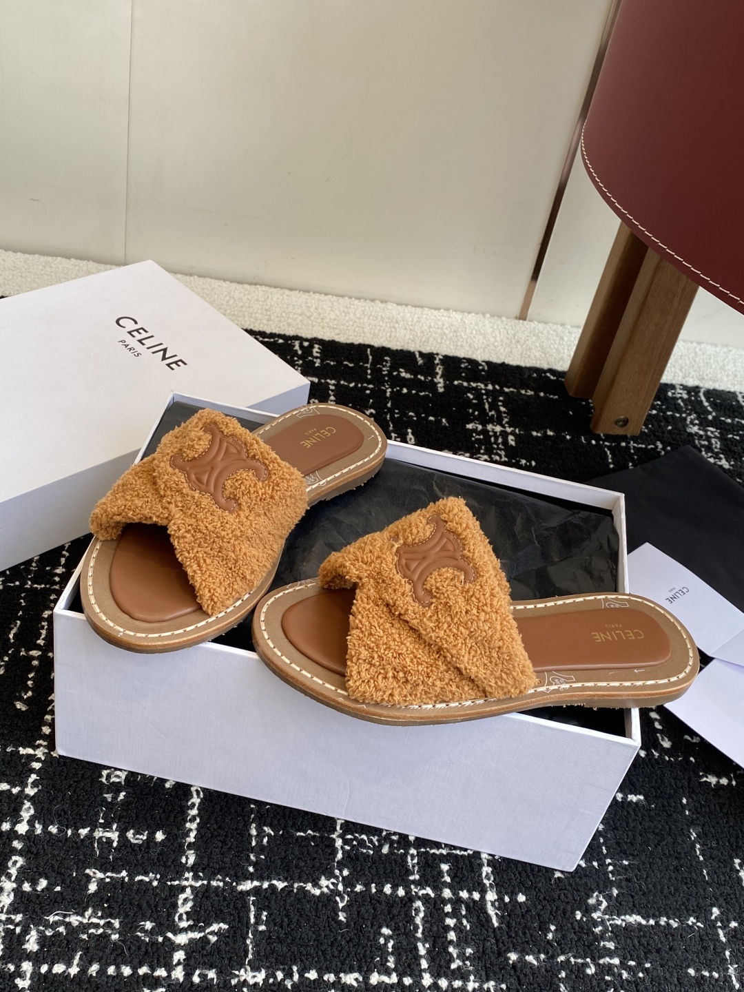 代购级
CELINE塞琳 25ss 春夏新款拖鞋 凯旋门英伦风平底微标拖鞋

简约大气时髦 耐看不过时 