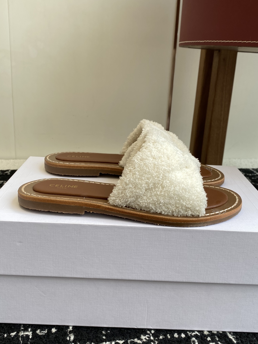 代购级
CELINE塞琳 25ss 春夏新款拖鞋 凯旋门英伦风平底微标拖鞋

简约大气时髦 耐看不过时 