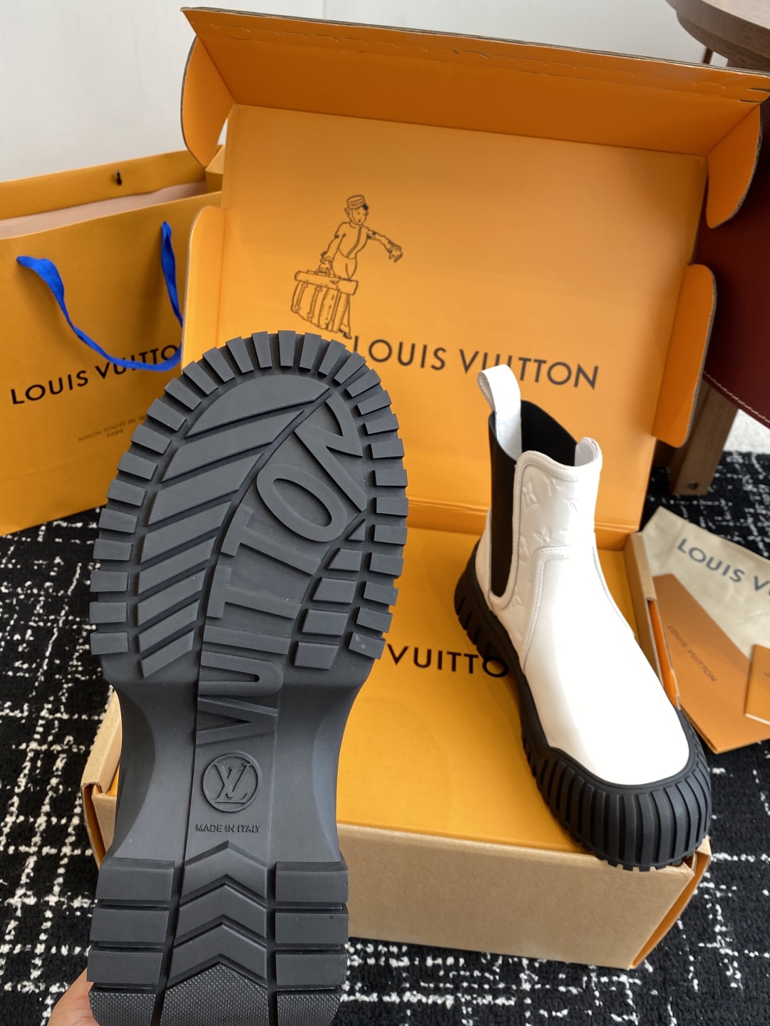 代购级（官网同步✈️飞机盒）
Louis Vuitton路易威登 网红，大明星走秀新款  一脚蹬短靴

