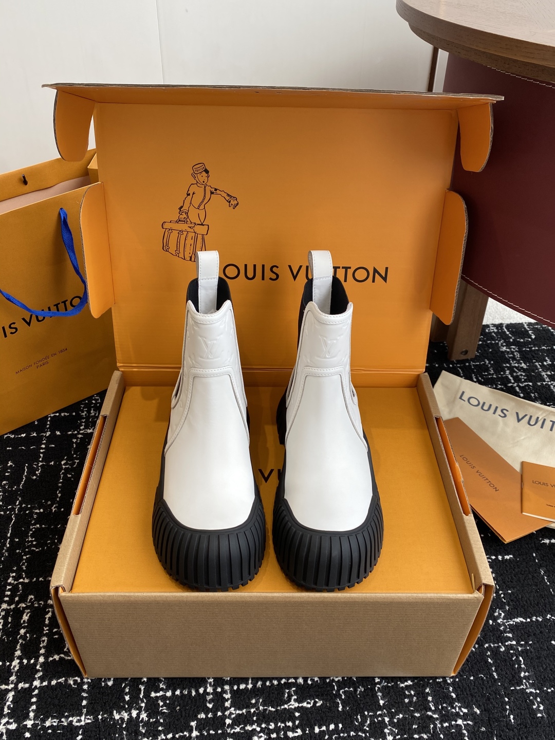 代购级（官网同步✈️飞机盒）
Louis Vuitton路易威登 网红，大明星走秀新款  一脚蹬短靴

