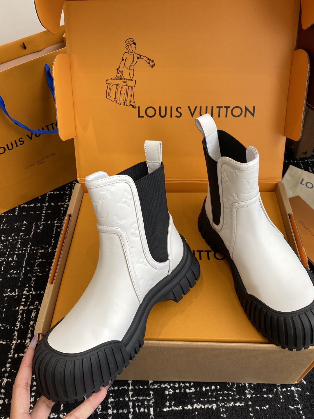 代购级（官网同步✈️飞机盒）
Louis Vuitton路易威登 网红，大明星走秀新款  一脚蹬短靴

