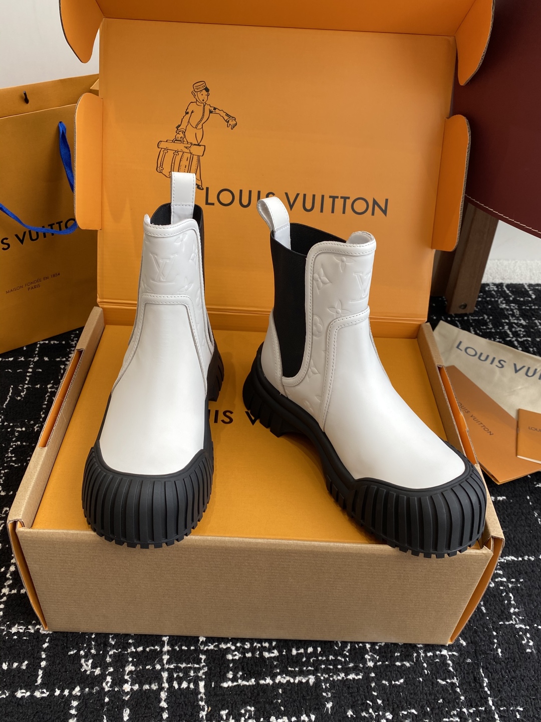 代购级（官网同步✈️飞机盒）
Louis Vuitton路易威登 网红，大明星走秀新款  一脚蹬短靴

