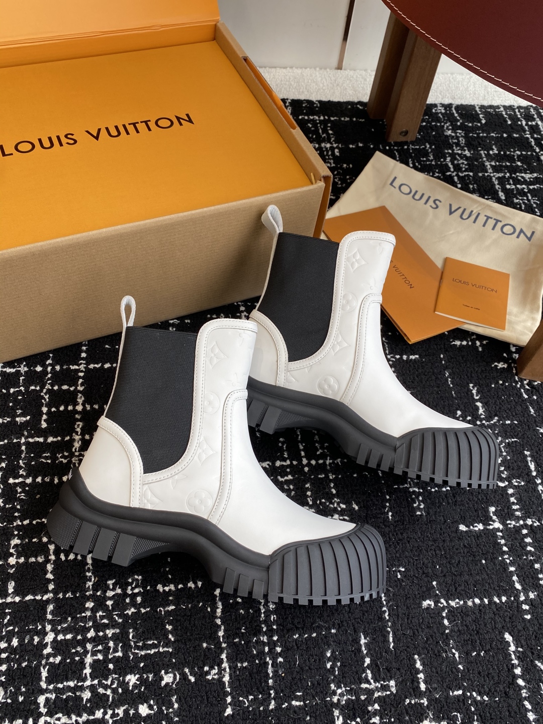 代购级（官网同步✈️飞机盒）
Louis Vuitton路易威登 网红，大明星走秀新款  一脚蹬短靴

