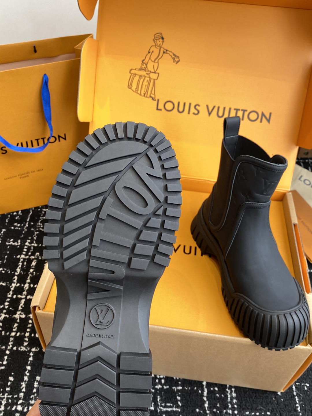 代购级（官网同步✈️飞机盒）
Louis Vuitton路易威登 网红，大明星走秀新款  一脚蹬短靴

