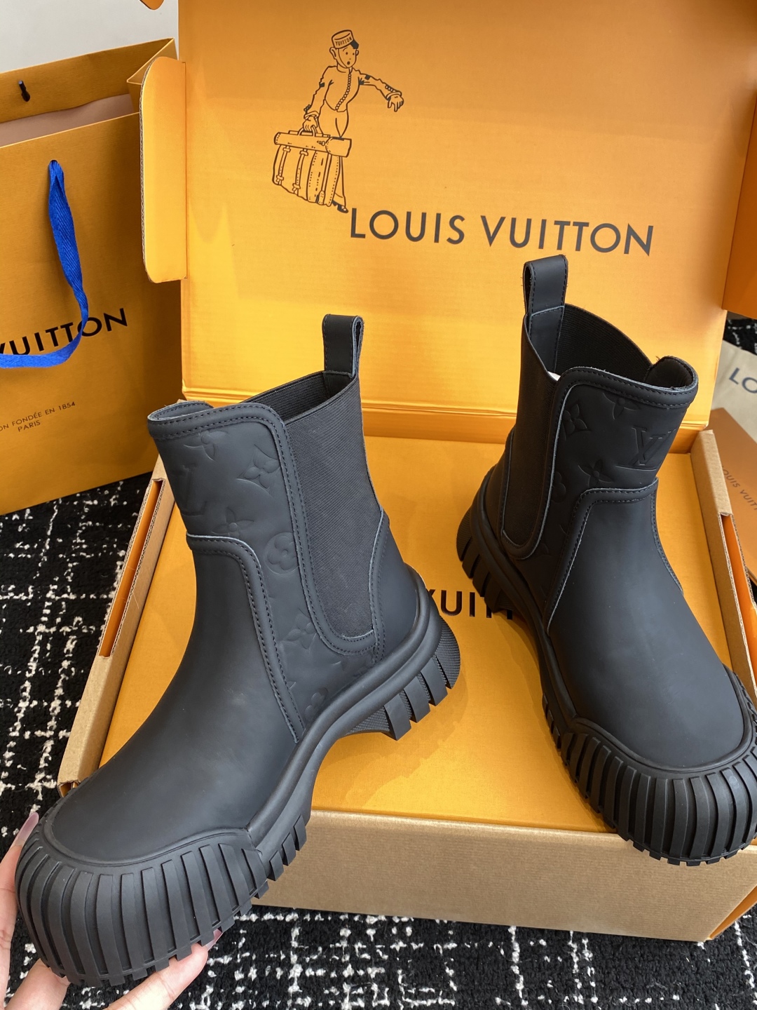 代购级（官网同步✈️飞机盒）
Louis Vuitton路易威登 网红，大明星走秀新款  一脚蹬短靴

