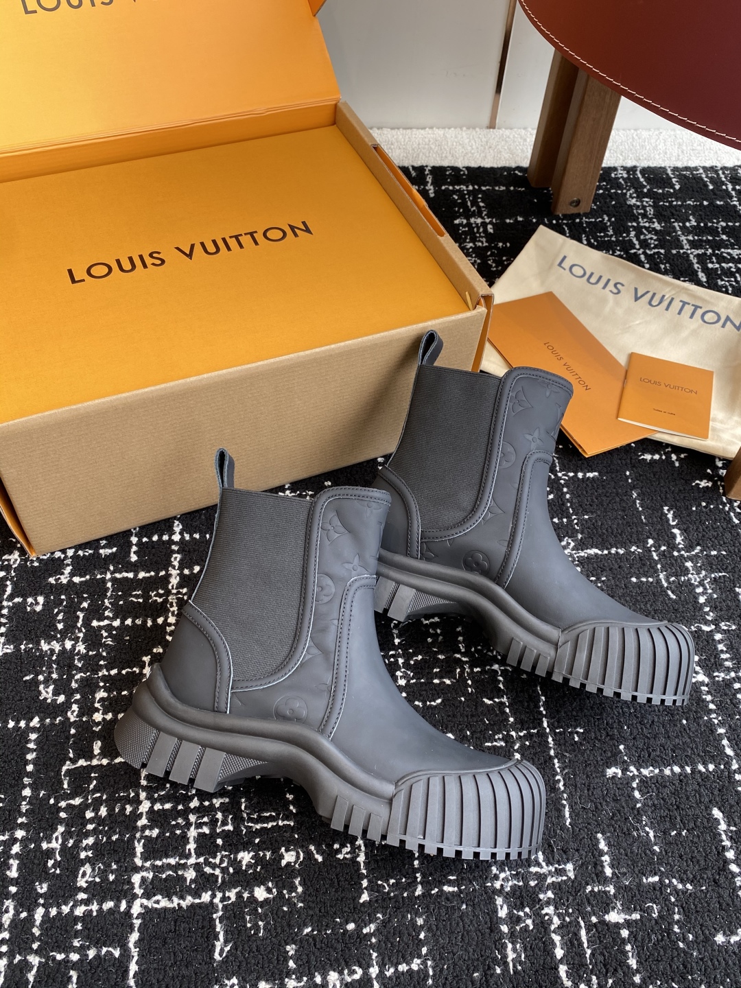 代购级（官网同步✈️飞机盒）
Louis Vuitton路易威登 网红，大明星走秀新款  一脚蹬短靴

