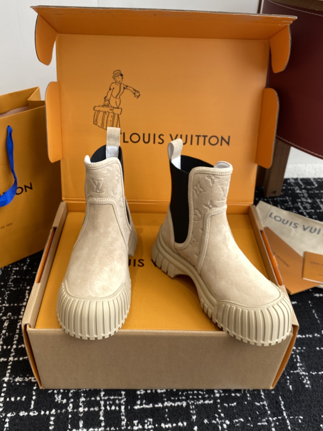 代购级（官网同步✈️飞机盒）
Louis Vuitton路易威登 网红，大明星走秀新款  一脚蹬短靴

