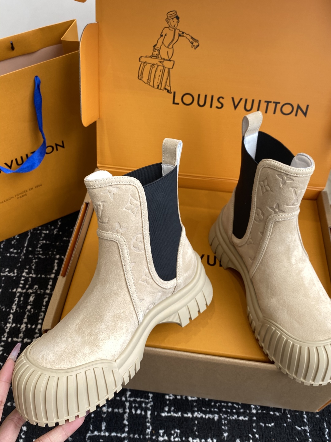 代购级（官网同步✈️飞机盒）
Louis Vuitton路易威登 网红，大明星走秀新款  一脚蹬短靴

