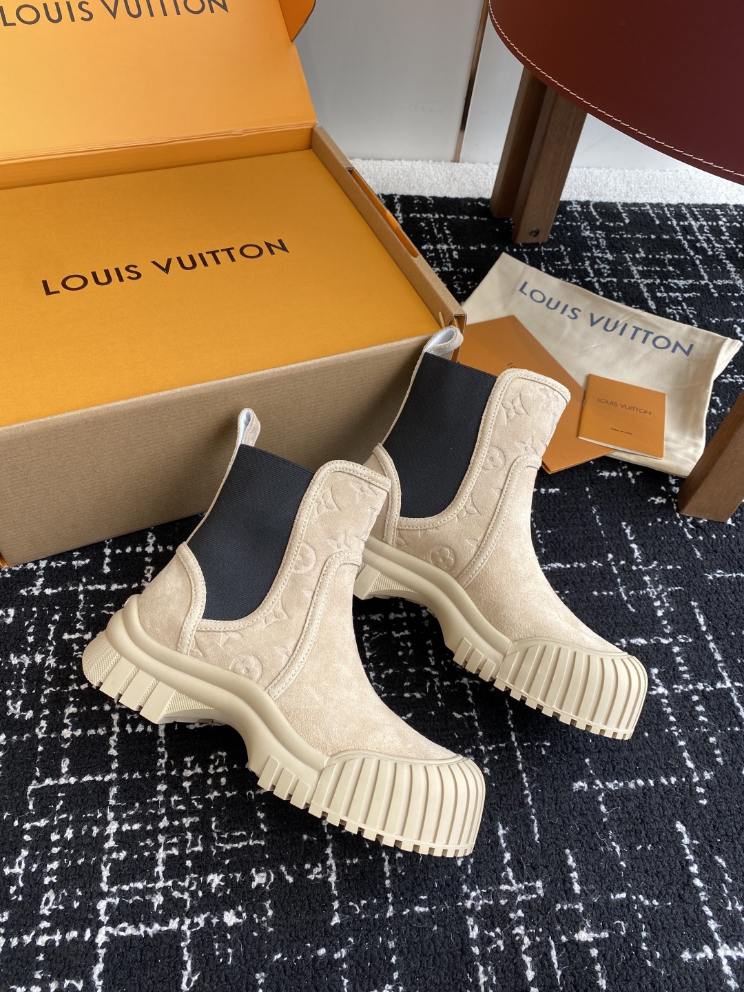 代购级（官网同步✈️飞机盒）
Louis Vuitton路易威登 网红，大明星走秀新款  一脚蹬短靴

