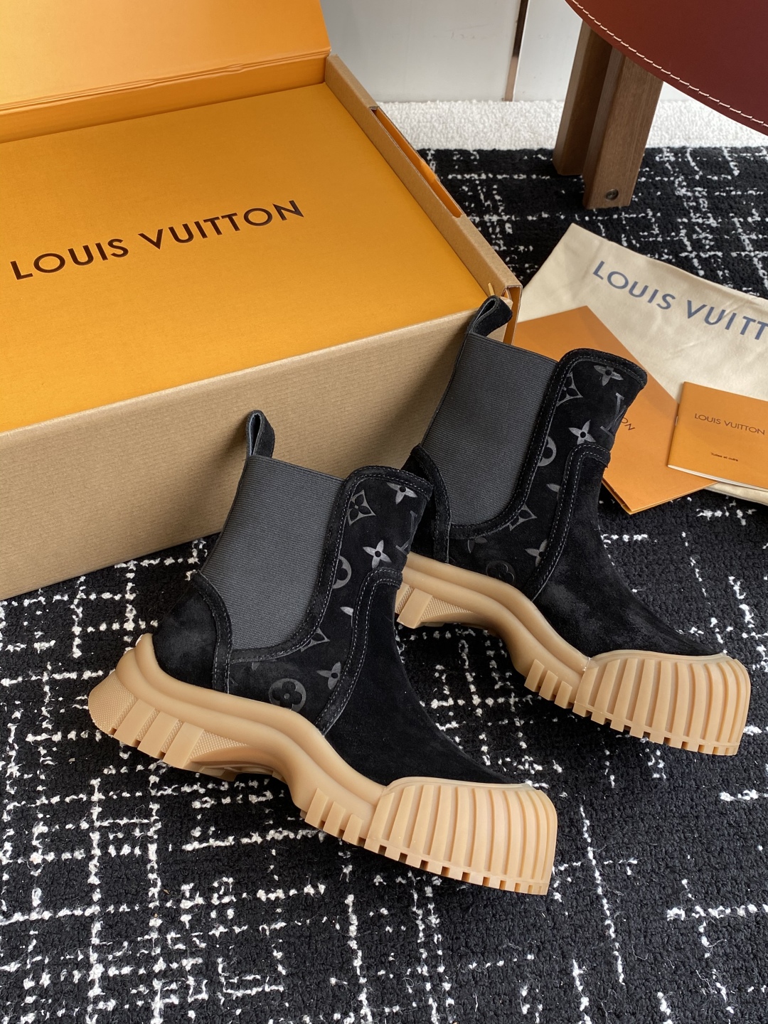代购级（官网同步✈️飞机盒）
Louis Vuitton路易威登 网红，大明星走秀新款  一脚蹬短靴

