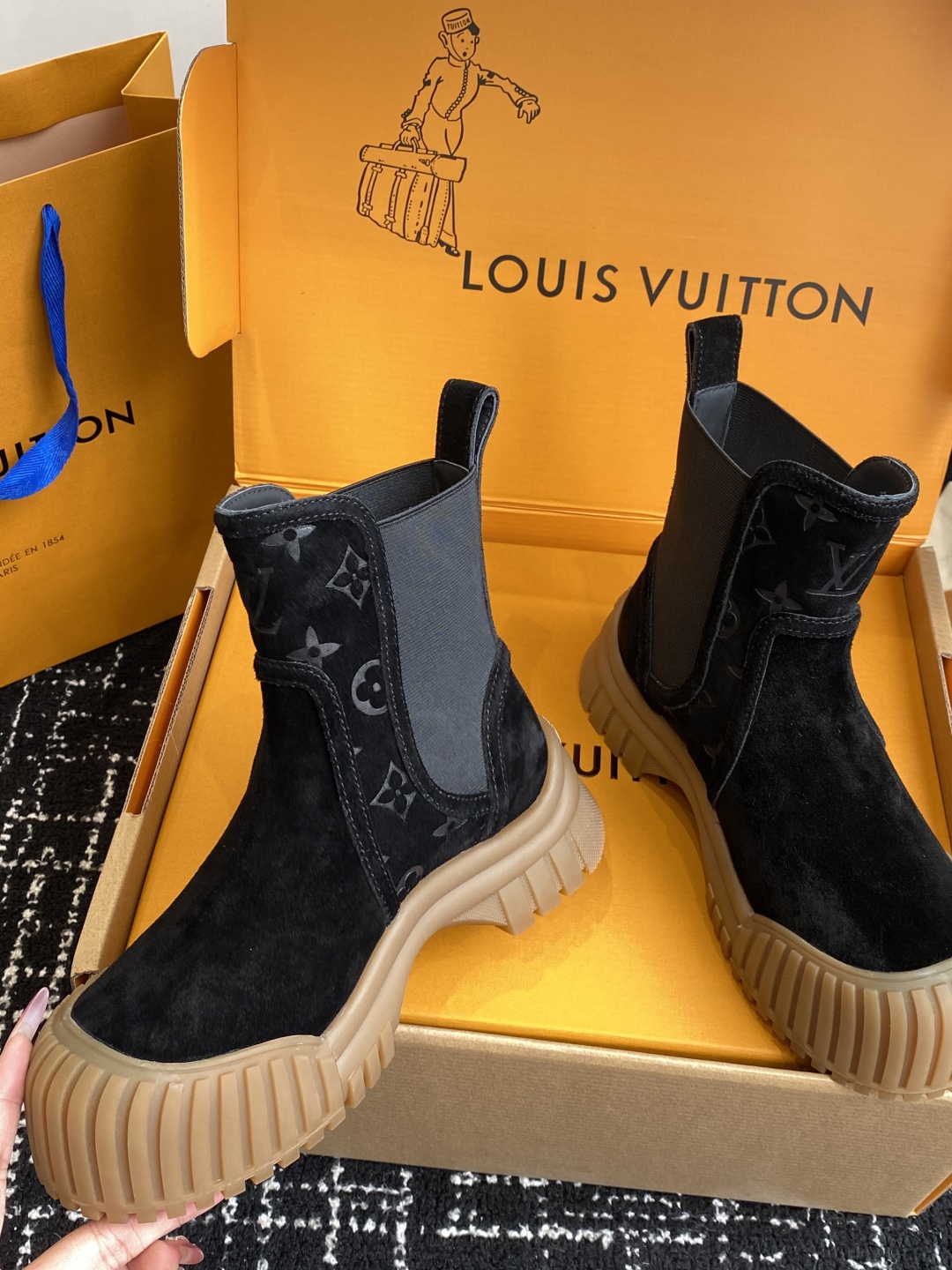 代购级（官网同步✈️飞机盒）
Louis Vuitton路易威登 网红，大明星走秀新款  一脚蹬短靴

