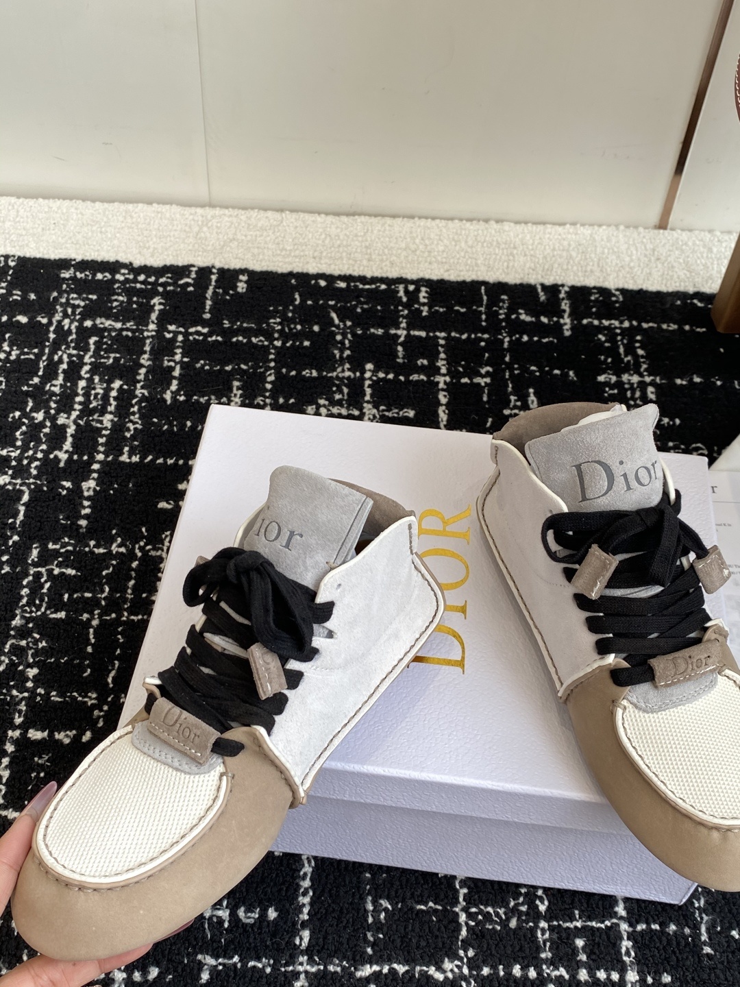代购级
Dior迪奥 Roadie 系列 走秀 情侣款 手工 休闲 运动鞋
原版购入开发 做货 自Jon
