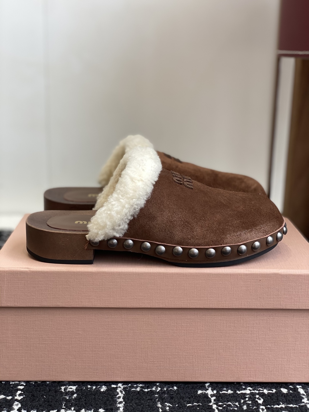 代购级
Miu Miu 棉鞋凉鞋2025秋冬新款鞋MiuMiu秀场适当独一无二的擦色工艺工艺来自Miu 