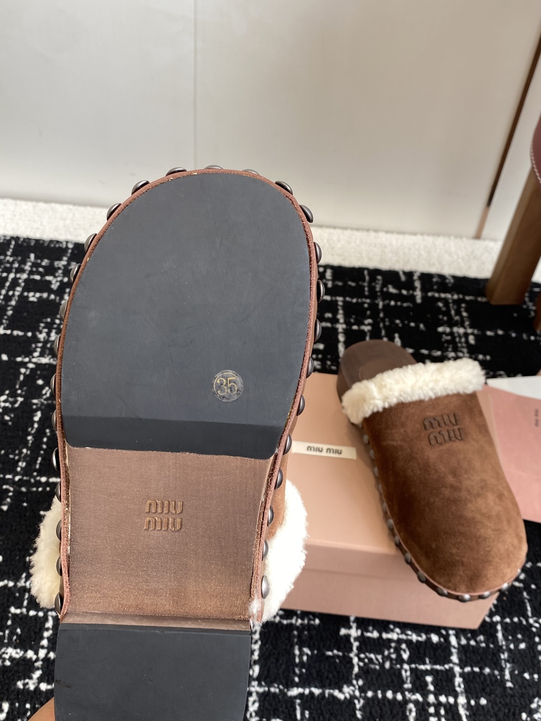代购级
Miu Miu 棉鞋凉鞋2025秋冬新款鞋MiuMiu秀场适当独一无二的擦色工艺工艺来自Miu 