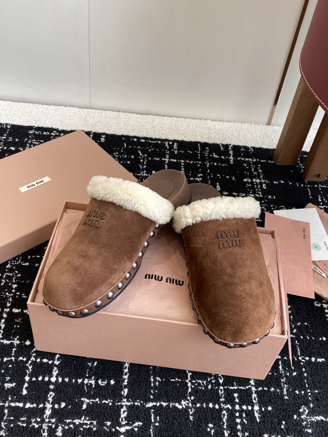代购级
Miu Miu 棉鞋凉鞋2025秋冬新款鞋MiuMiu秀场适当独一无二的擦色工艺工艺来自Miu 