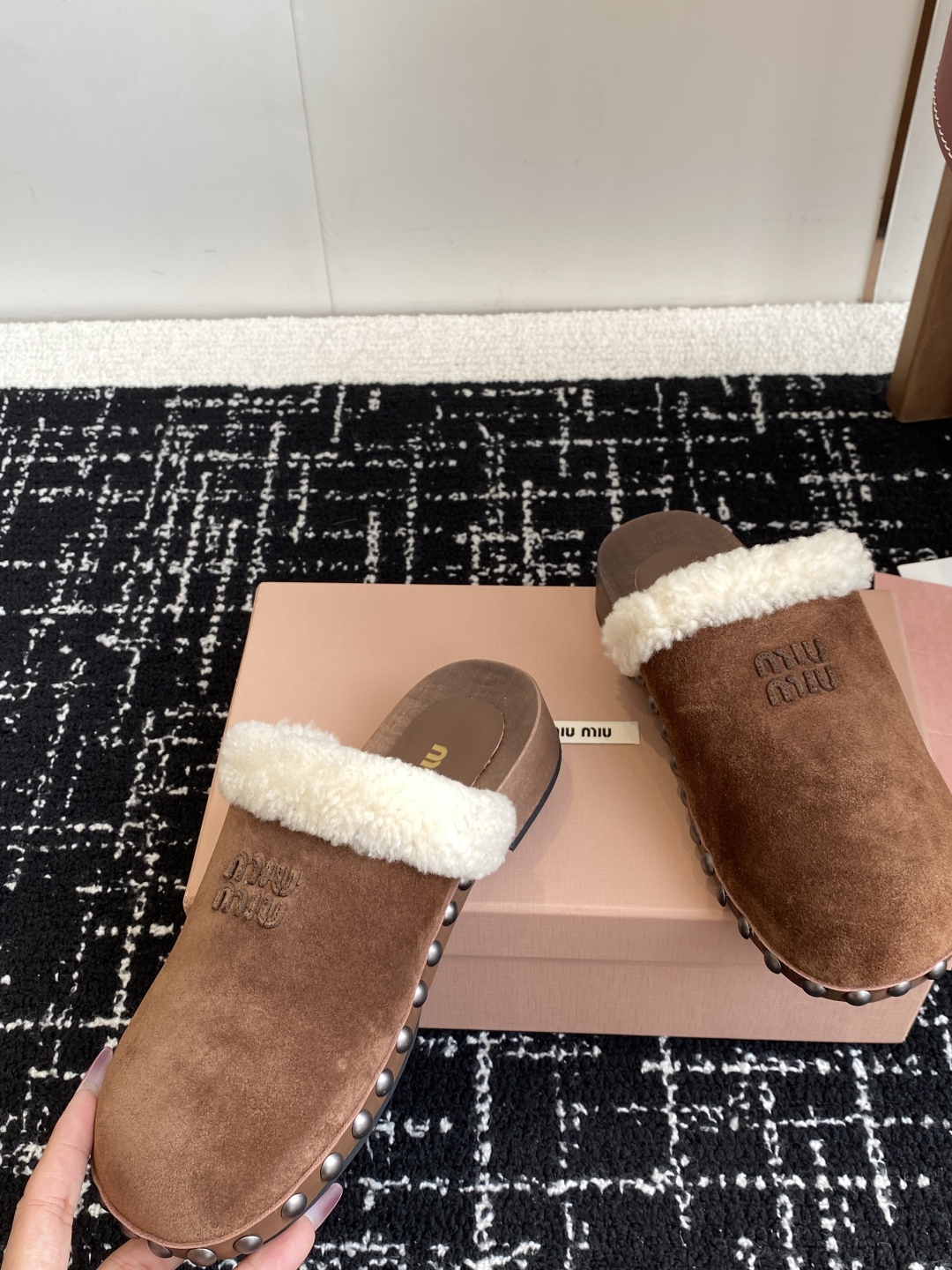 代购级
Miu Miu 棉鞋凉鞋2025秋冬新款鞋MiuMiu秀场适当独一无二的擦色工艺工艺来自Miu 