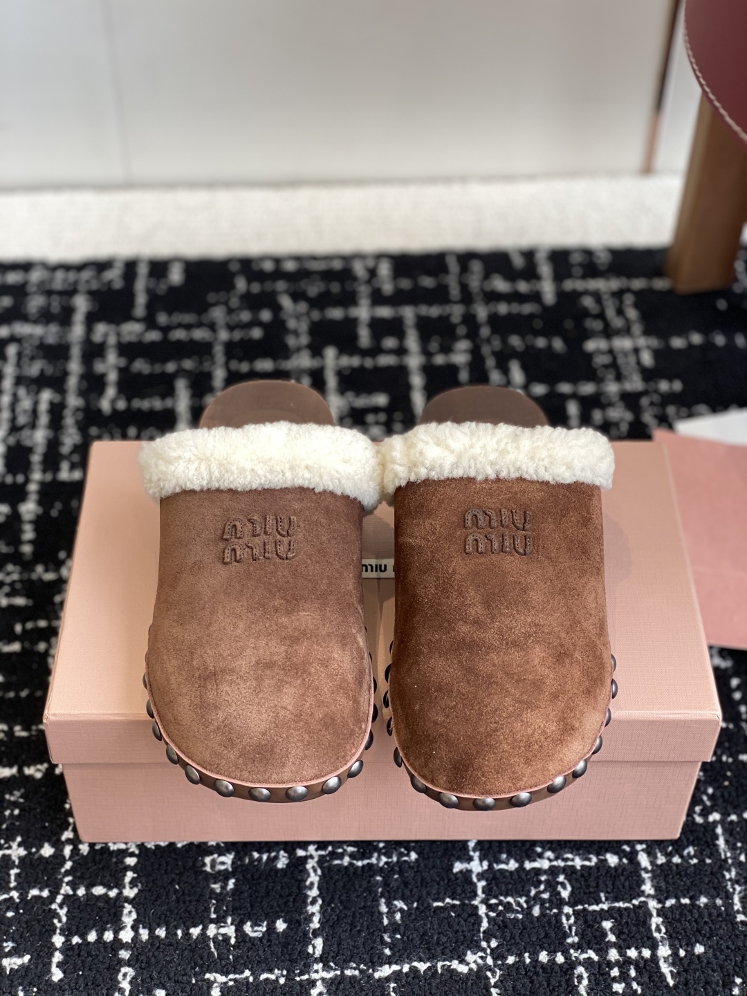 代购级
Miu Miu 棉鞋凉鞋2025秋冬新款鞋MiuMiu秀场适当独一无二的擦色工艺工艺来自Miu 