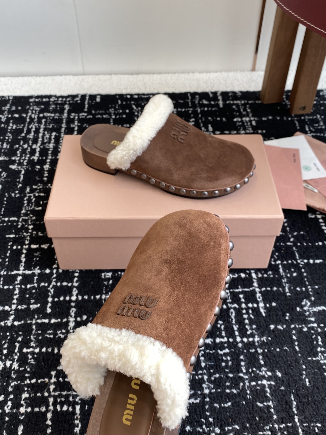 代购级
Miu Miu 棉鞋凉鞋2025秋冬新款鞋MiuMiu秀场适当独一无二的擦色工艺工艺来自Miu 