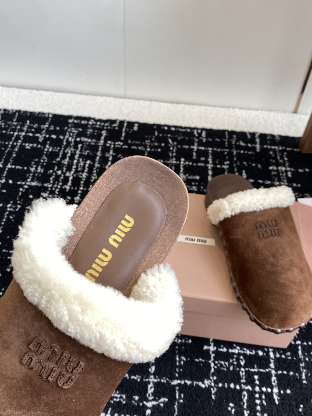 代购级
Miu Miu 棉鞋凉鞋2025秋冬新款鞋MiuMiu秀场适当独一无二的擦色工艺工艺来自Miu 