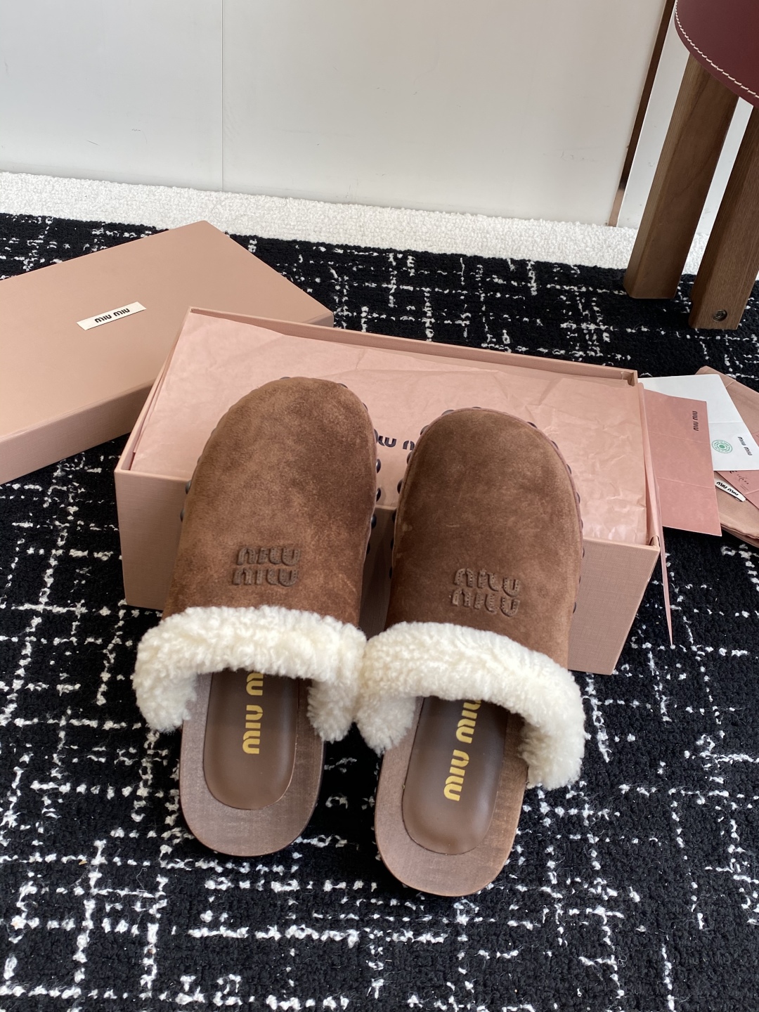 代购级
Miu Miu 棉鞋凉鞋2025秋冬新款鞋MiuMiu秀场适当独一无二的擦色工艺工艺来自Miu 