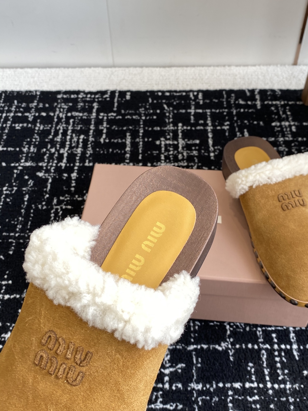代购级
Miu Miu 棉鞋凉鞋2025秋冬新款鞋MiuMiu秀场适当独一无二的擦色工艺工艺来自Miu 