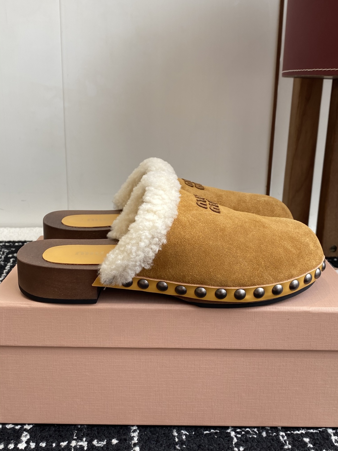 代购级
Miu Miu 棉鞋凉鞋2025秋冬新款鞋MiuMiu秀场适当独一无二的擦色工艺工艺来自Miu 