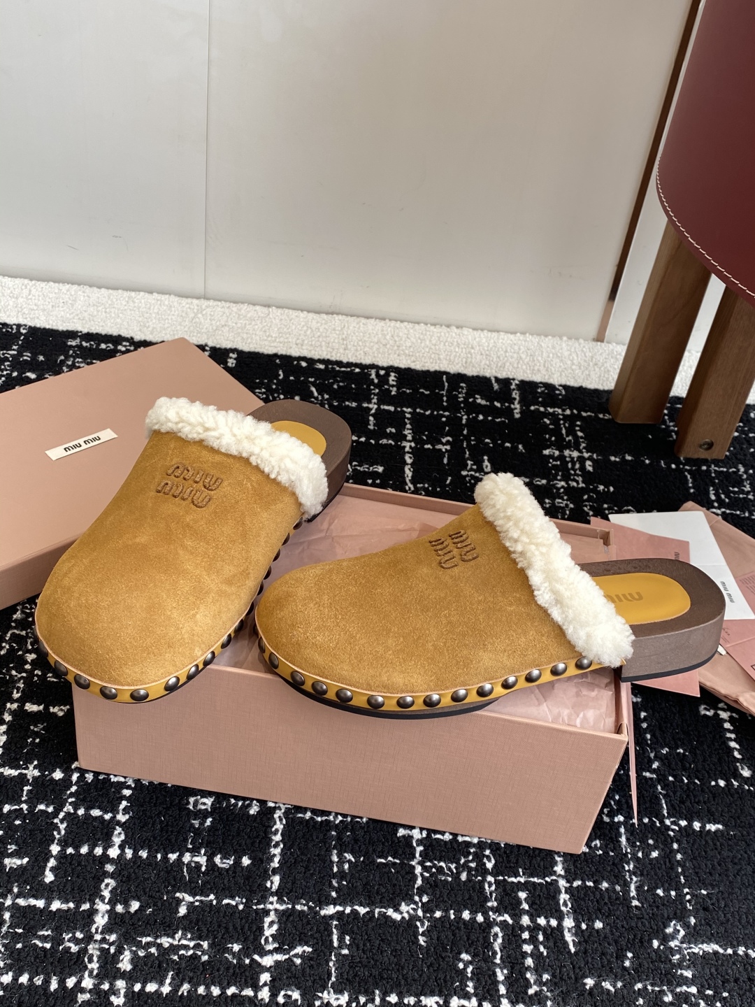 代购级
Miu Miu 棉鞋凉鞋2025秋冬新款鞋MiuMiu秀场适当独一无二的擦色工艺工艺来自Miu 