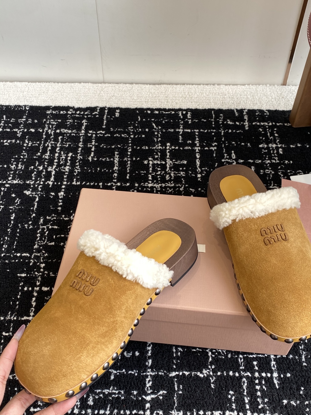 代购级
Miu Miu 棉鞋凉鞋2025秋冬新款鞋MiuMiu秀场适当独一无二的擦色工艺工艺来自Miu 