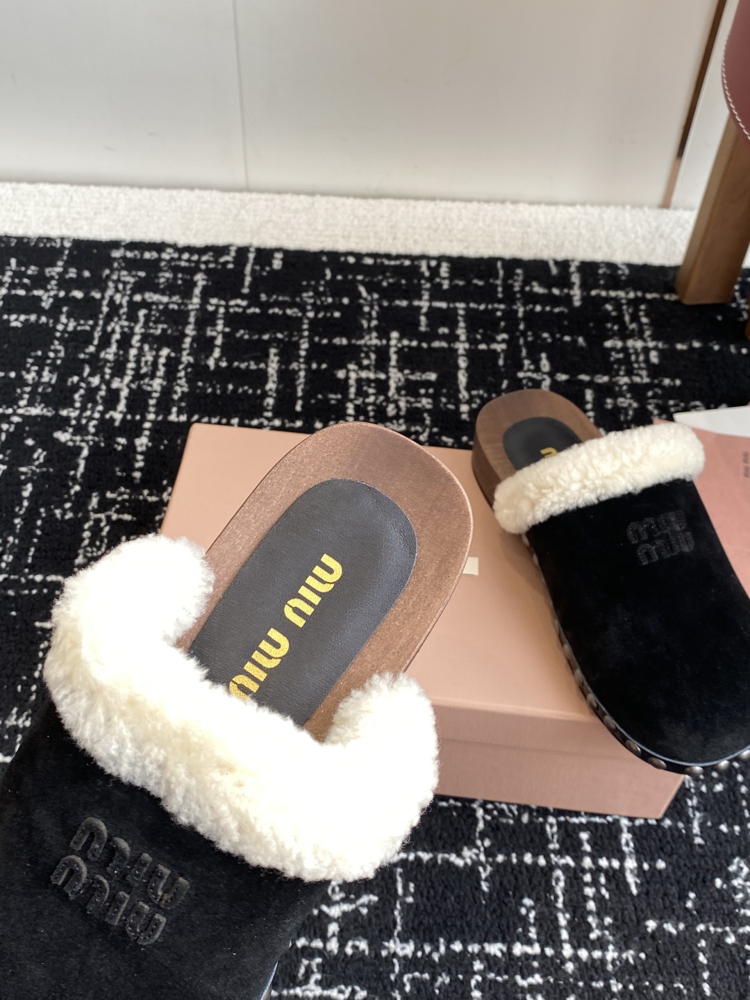 代购级
Miu Miu 棉鞋凉鞋2025秋冬新款鞋MiuMiu秀场适当独一无二的擦色工艺工艺来自Miu 