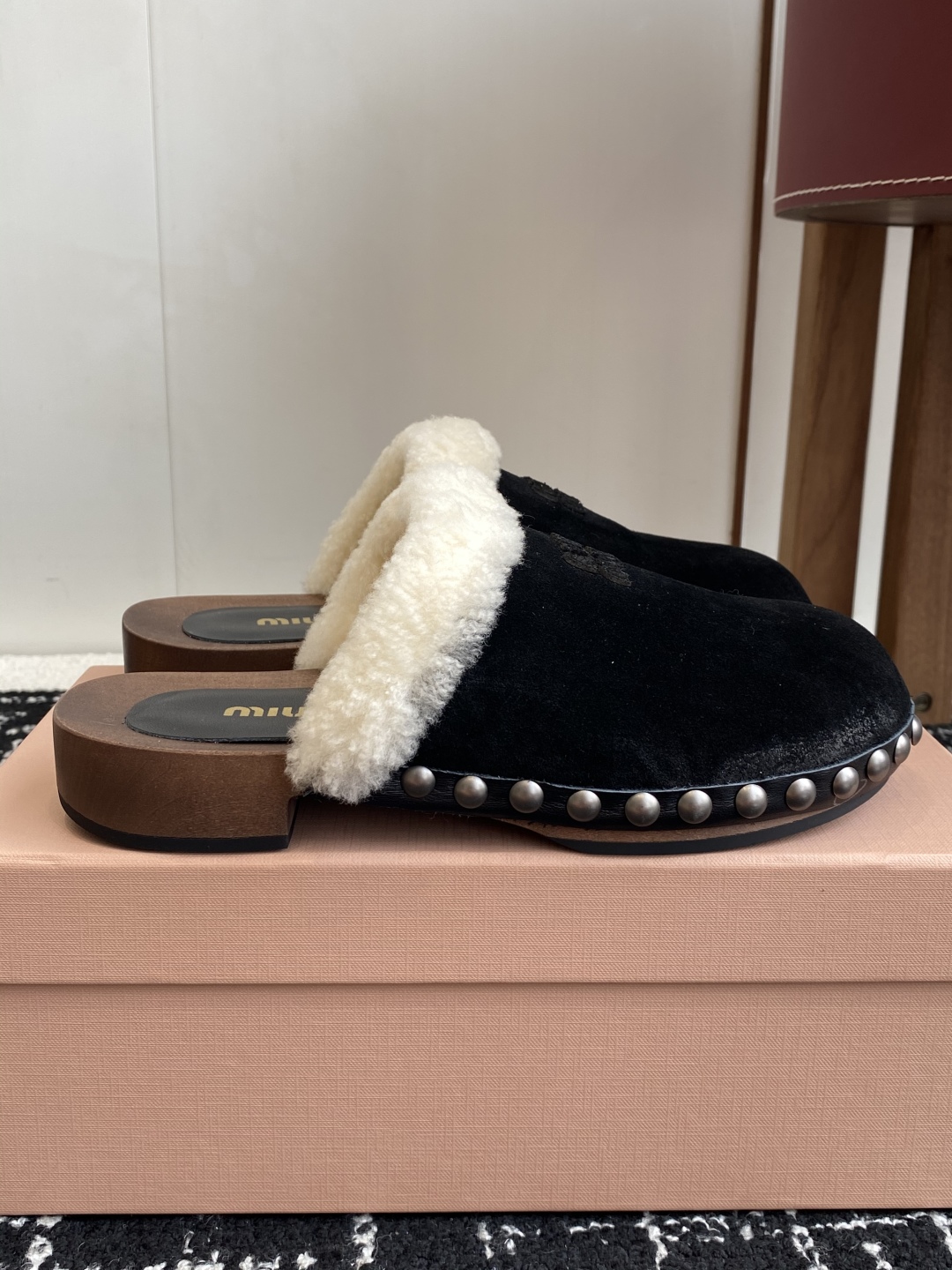 代购级
Miu Miu 棉鞋凉鞋2025秋冬新款鞋MiuMiu秀场适当独一无二的擦色工艺工艺来自Miu 
