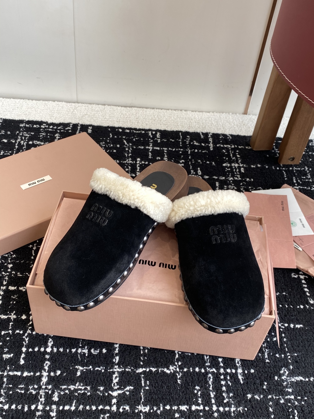 代购级
Miu Miu 棉鞋凉鞋2025秋冬新款鞋MiuMiu秀场适当独一无二的擦色工艺工艺来自Miu 