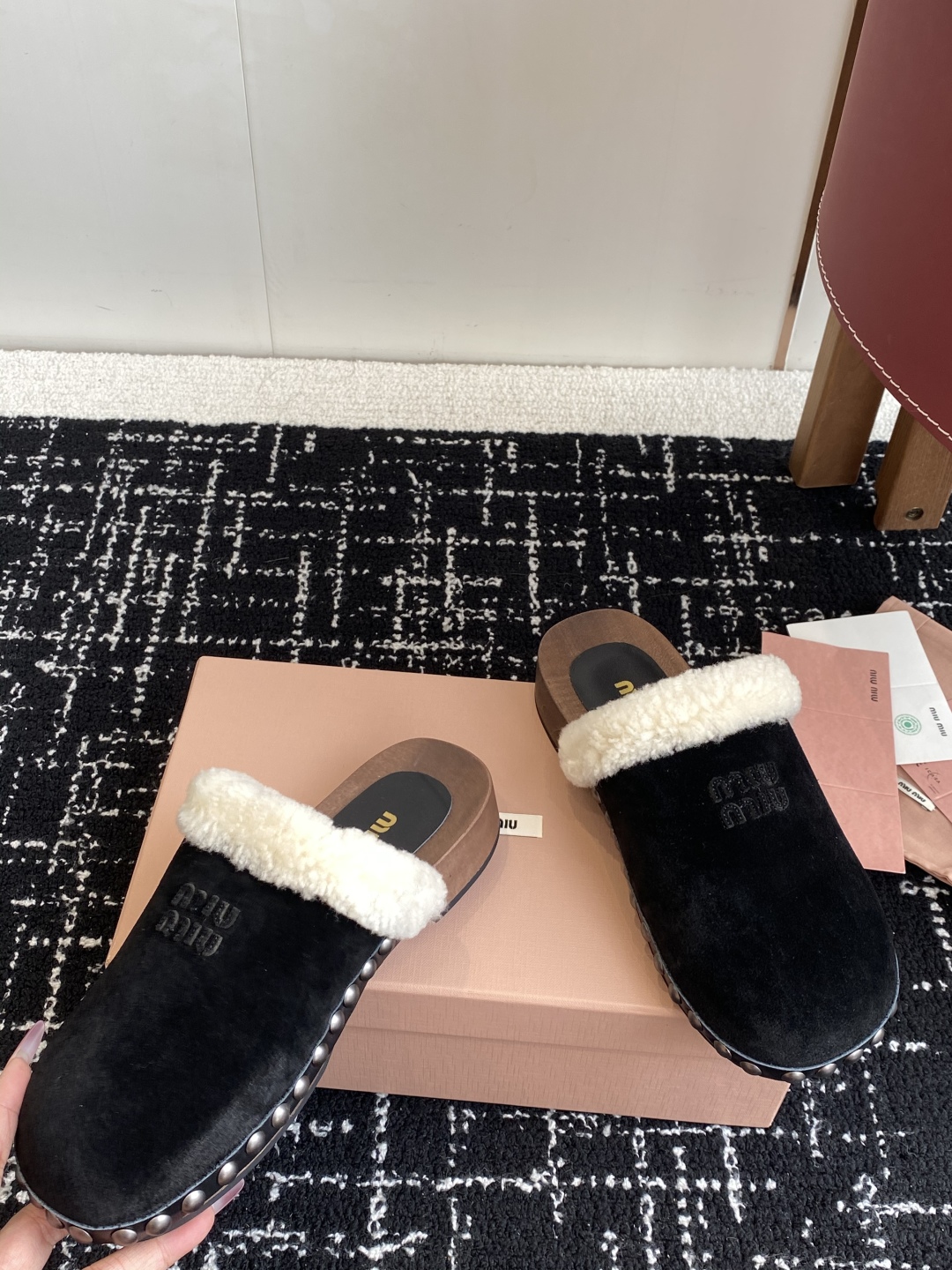 代购级
Miu Miu 棉鞋凉鞋2025秋冬新款鞋MiuMiu秀场适当独一无二的擦色工艺工艺来自Miu 