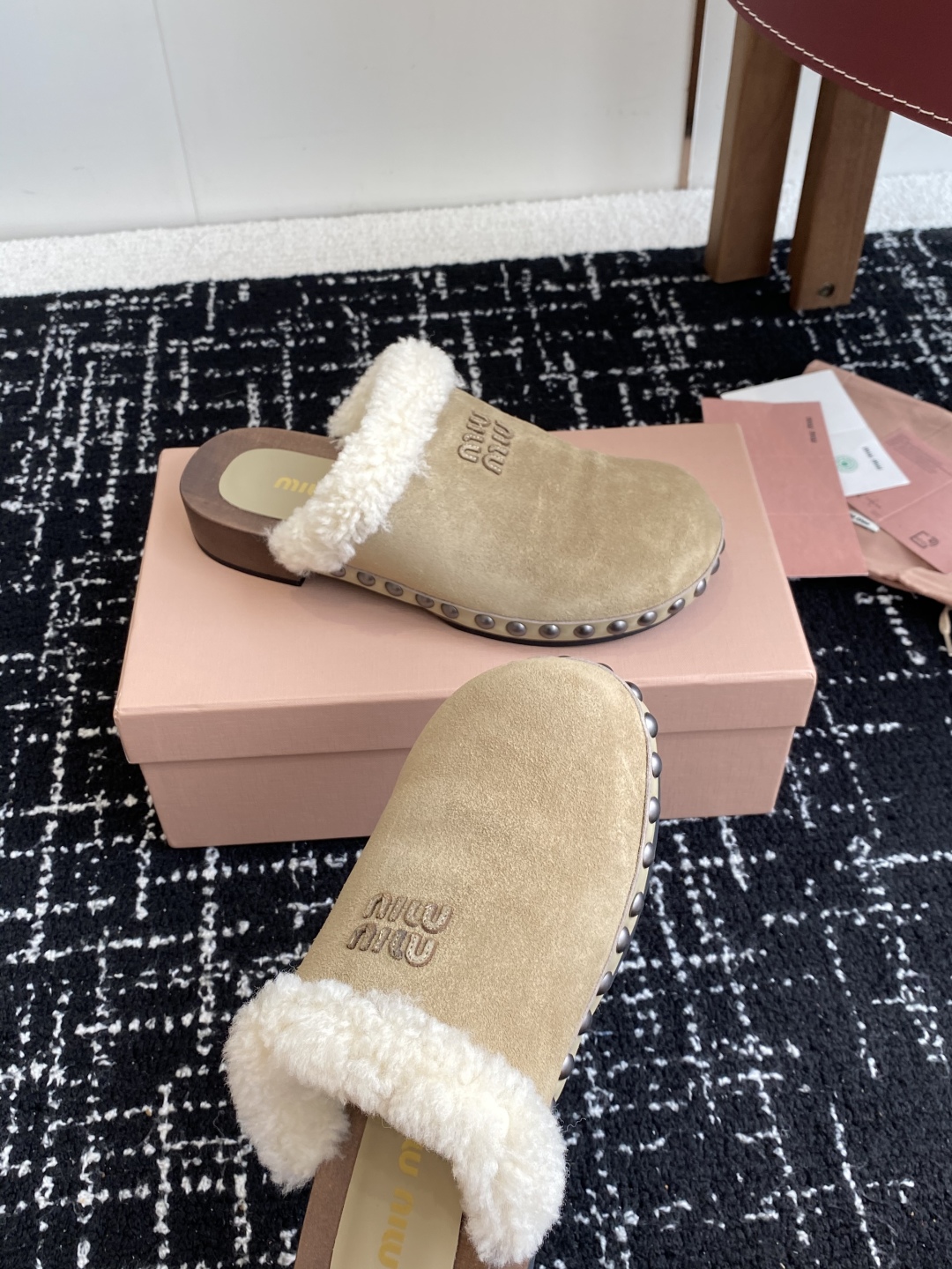 代购级
Miu Miu 棉鞋凉鞋2025秋冬新款鞋MiuMiu秀场适当独一无二的擦色工艺工艺来自Miu 