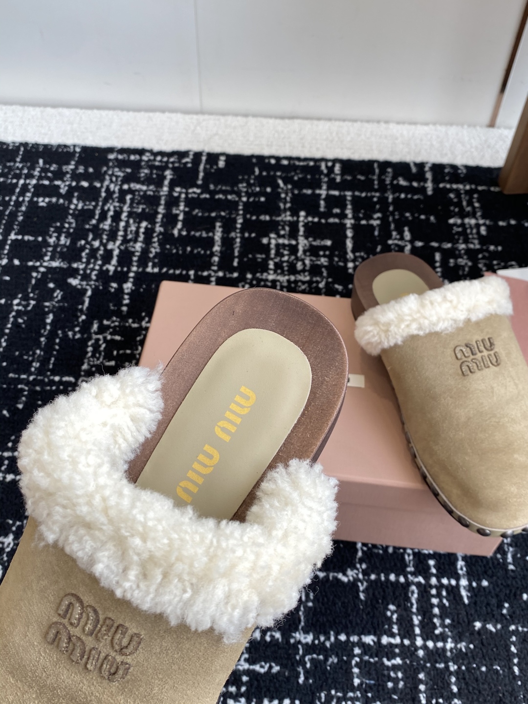 代购级
Miu Miu 棉鞋凉鞋2025秋冬新款鞋MiuMiu秀场适当独一无二的擦色工艺工艺来自Miu 