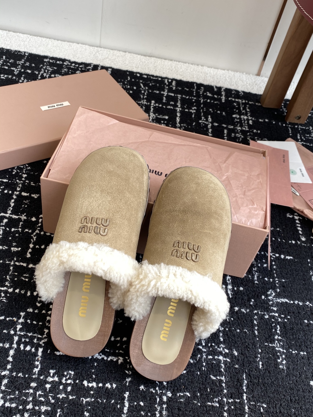 代购级
Miu Miu 棉鞋凉鞋2025秋冬新款鞋MiuMiu秀场适当独一无二的擦色工艺工艺来自Miu 