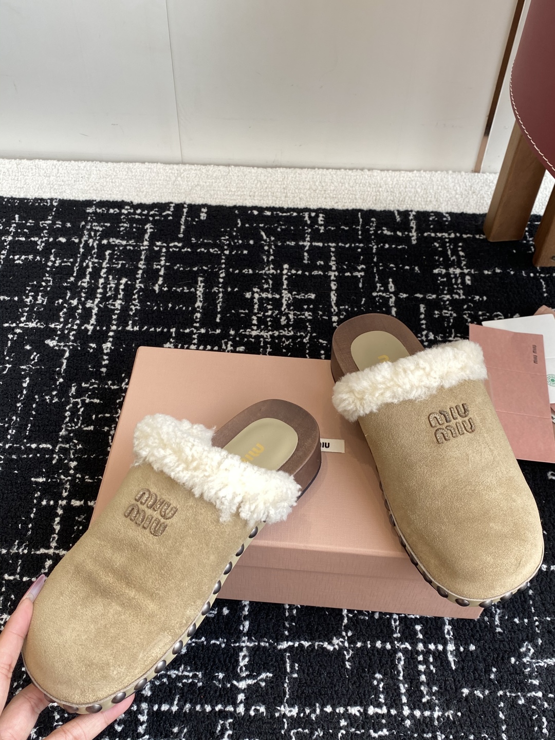 代购级
Miu Miu 棉鞋凉鞋2025秋冬新款鞋MiuMiu秀场适当独一无二的擦色工艺工艺来自Miu 