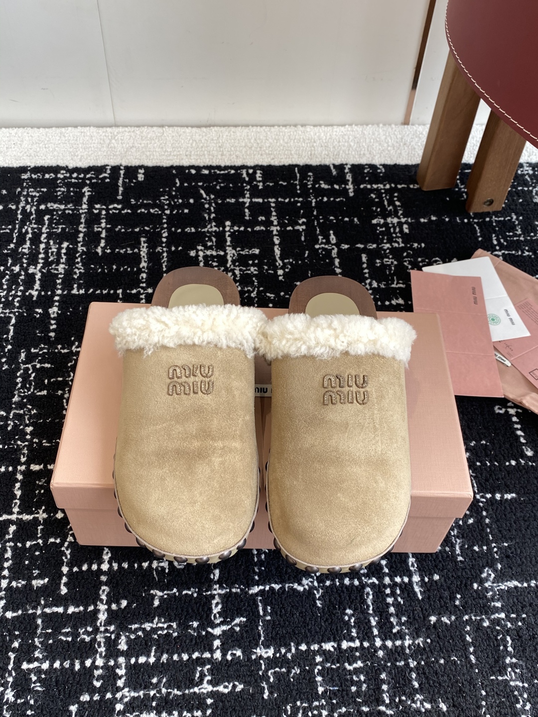代购级
Miu Miu 棉鞋凉鞋2025秋冬新款鞋MiuMiu秀场适当独一无二的擦色工艺工艺来自Miu 