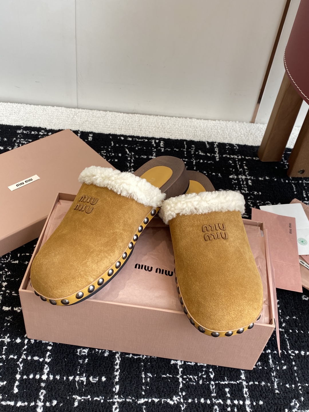 代购级
Miu Miu 棉鞋凉鞋2025秋冬新款鞋MiuMiu秀场适当独一无二的擦色工艺工艺来自Miu 