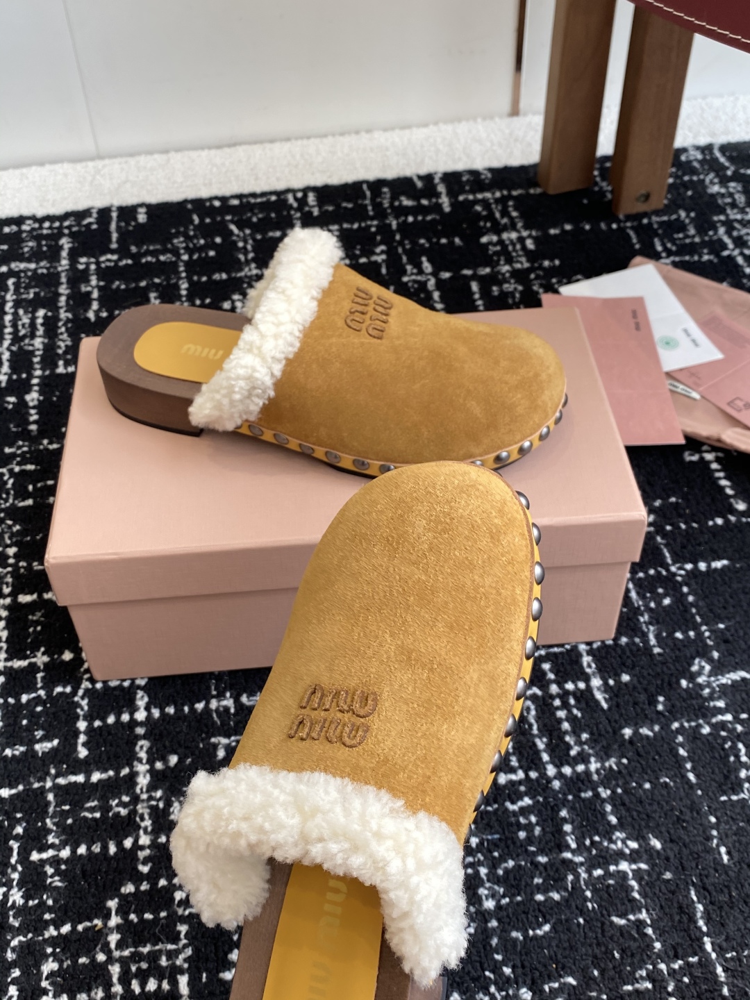 代购级
Miu Miu 棉鞋凉鞋2025秋冬新款鞋MiuMiu秀场适当独一无二的擦色工艺工艺来自Miu 