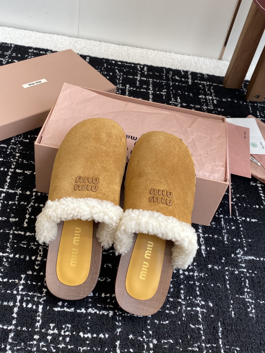 代购级
Miu Miu 棉鞋凉鞋2025秋冬新款鞋MiuMiu秀场适当独一无二的擦色工艺工艺来自Miu 