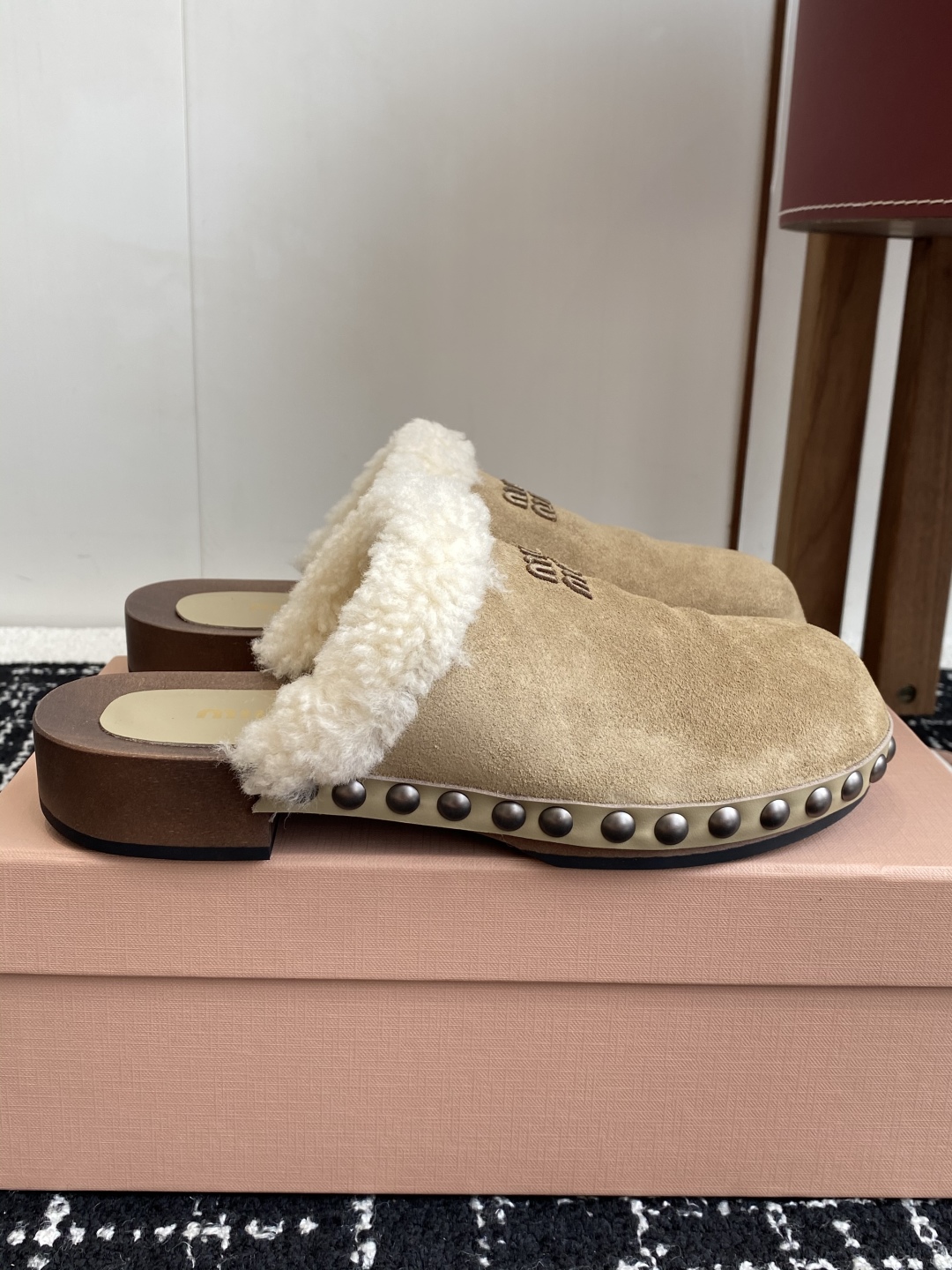 代购级
Miu Miu 棉鞋凉鞋2025秋冬新款鞋MiuMiu秀场适当独一无二的擦色工艺工艺来自Miu 
