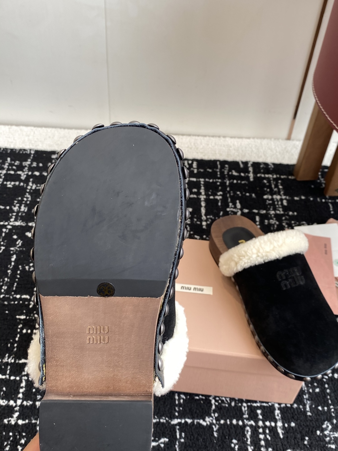 代购级
Miu Miu 棉鞋凉鞋2025秋冬新款鞋MiuMiu秀场适当独一无二的擦色工艺工艺来自Miu 