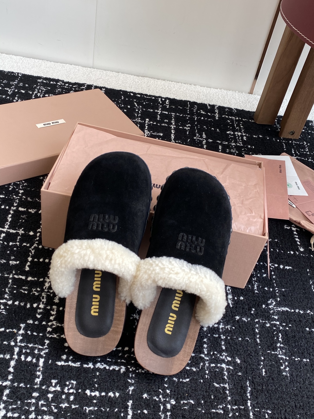 代购级
Miu Miu 棉鞋凉鞋2025秋冬新款鞋MiuMiu秀场适当独一无二的擦色工艺工艺来自Miu 