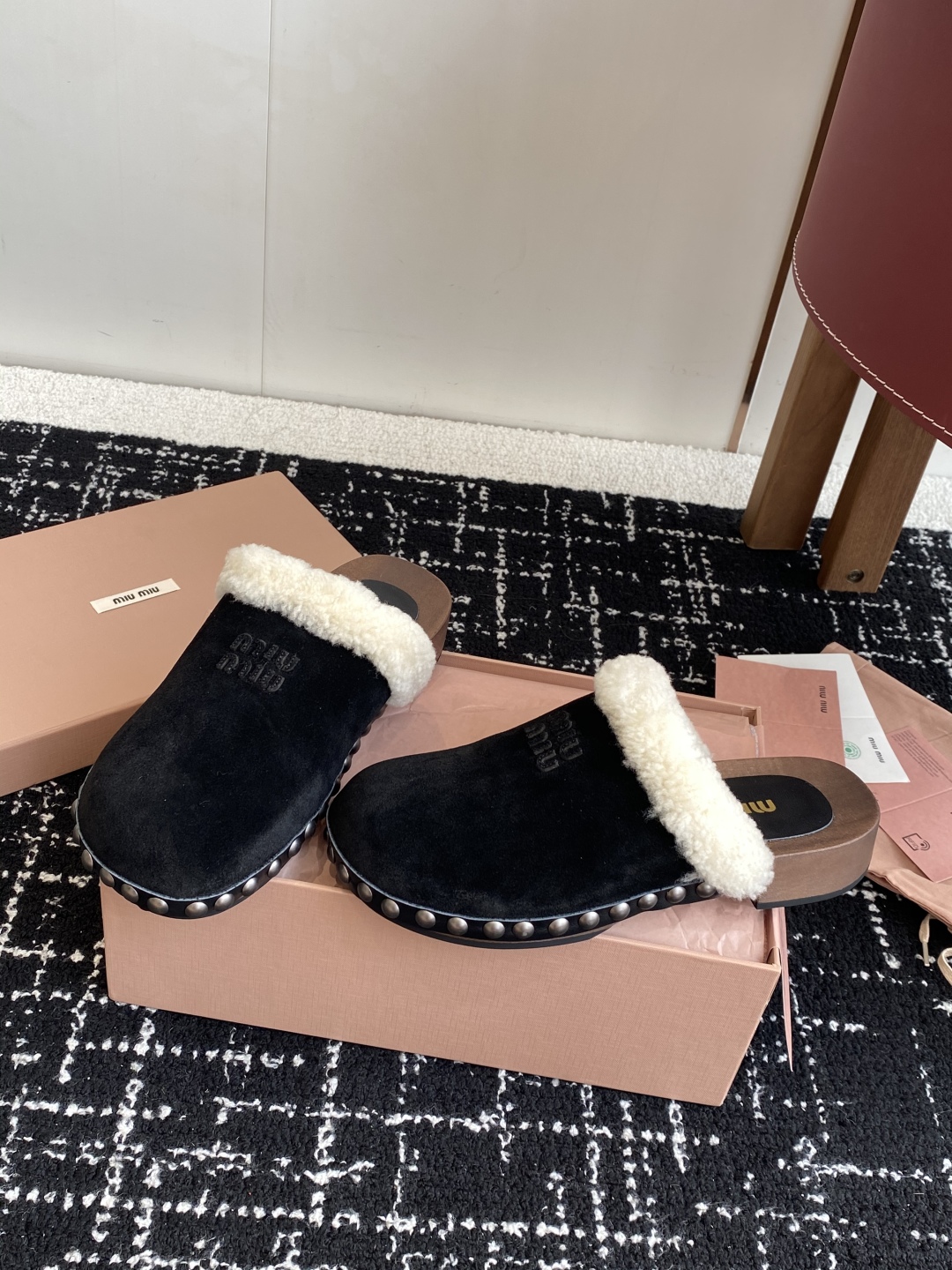 代购级
Miu Miu 棉鞋凉鞋2025秋冬新款鞋MiuMiu秀场适当独一无二的擦色工艺工艺来自Miu 