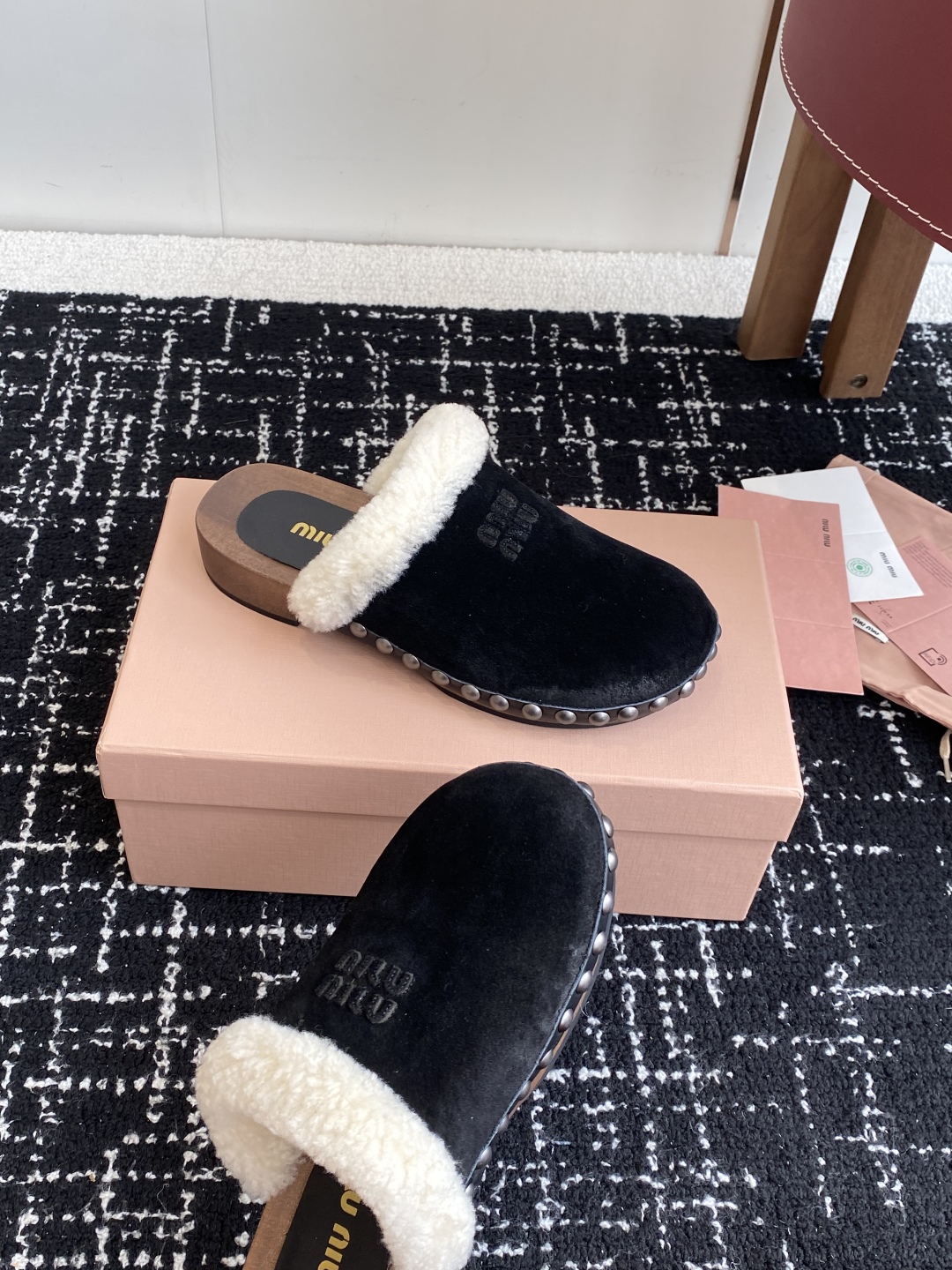 代购级
Miu Miu 棉鞋凉鞋2025秋冬新款鞋MiuMiu秀场适当独一无二的擦色工艺工艺来自Miu 