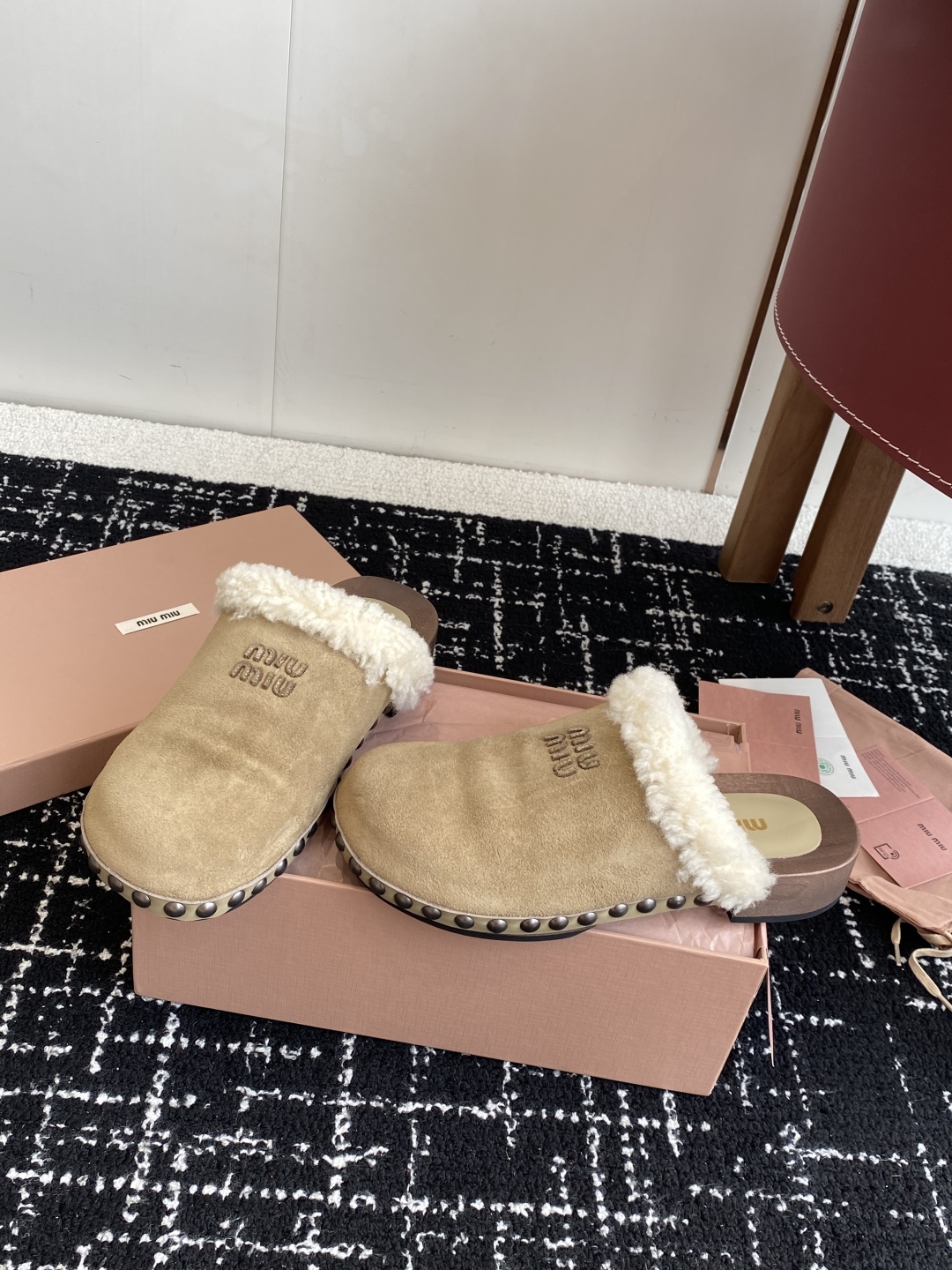代购级
Miu Miu 棉鞋凉鞋2025秋冬新款鞋MiuMiu秀场适当独一无二的擦色工艺工艺来自Miu 